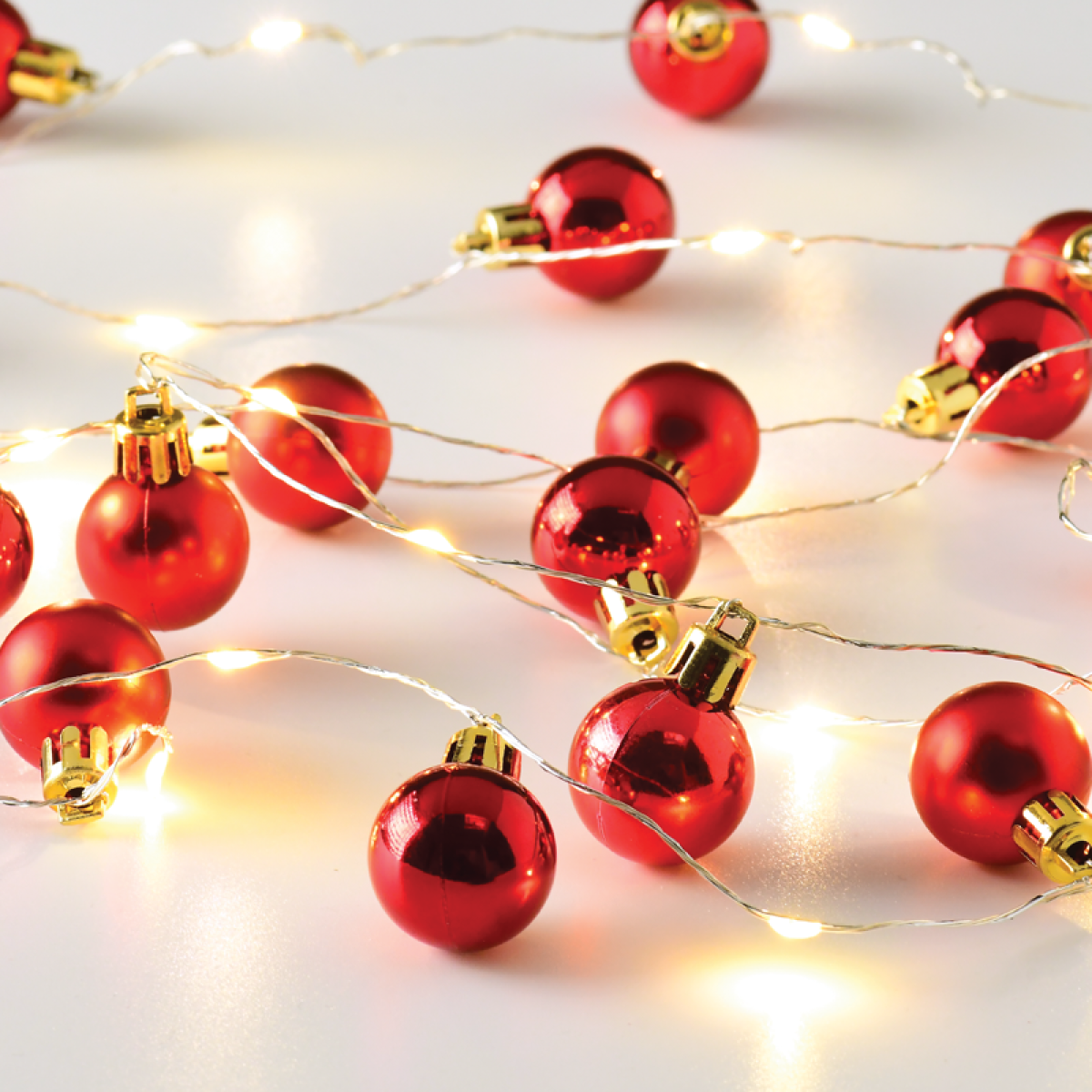 ACA  "XMAS ΓΙΡΛΑΝΤΑ ΚΟΚΚΙΝΕΣ ΜΠΑΛΕΣ" 20 LED WW ΛΑΜΠΑΚ ΣΕΙΡ ΑΣΗΜΙ ΚΑΛ ΧΑΛΚΟΥ,ΜΠΑΤ (2xAA)IP20 190+30cm